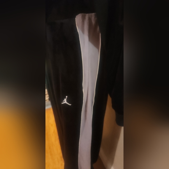 LIKE NEW! Jordan Flight Women’s Velour Outfit 2-Piece Set - Picture 5 of 7